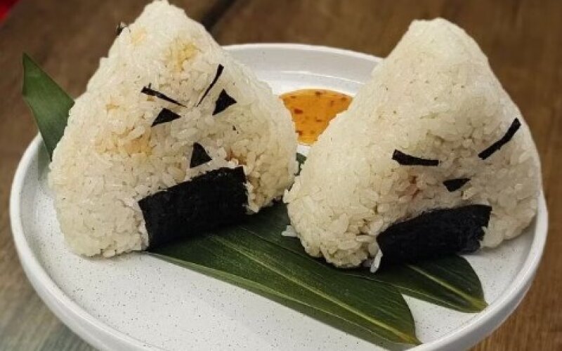 Онигири с лососем