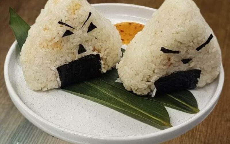 Онигири с лососем