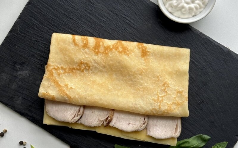 Блинчик с курицей и сыром