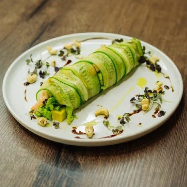 Салат с креветками и кешью