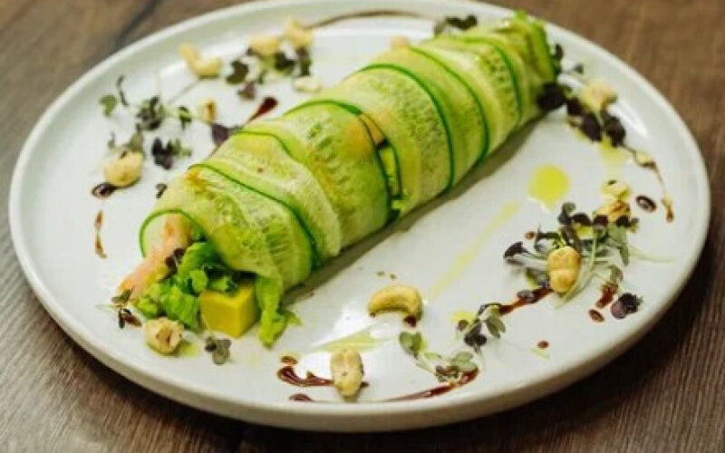 Салат с креветками и кешью