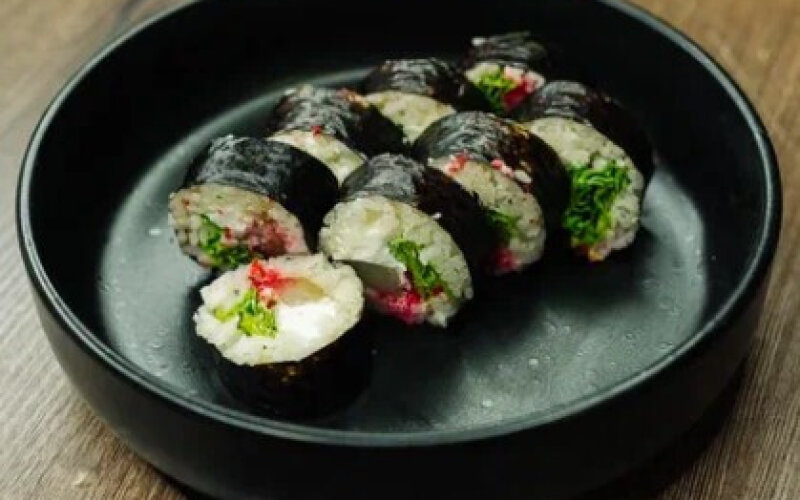 Ролл «Маки копченый лосось и авокадо»