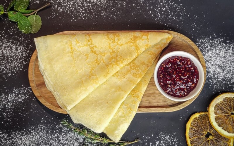 Блинчики с джемом малиновый