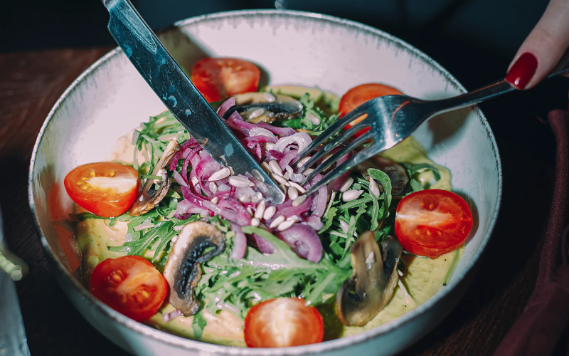 Салат с жаренными шампиньонами