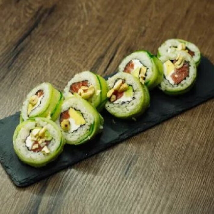 Ролл «Лосось&Кешью»