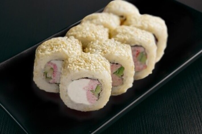 Ролл «Калифорния в кунжуте»