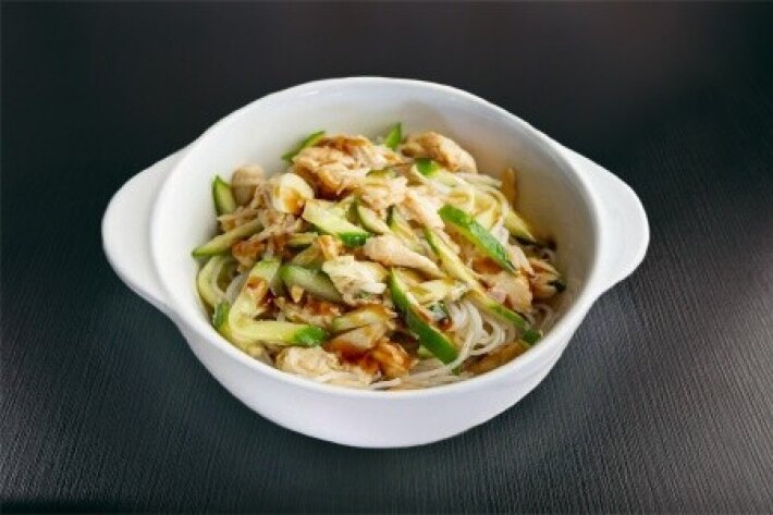 Салат с фунчозой и курицей