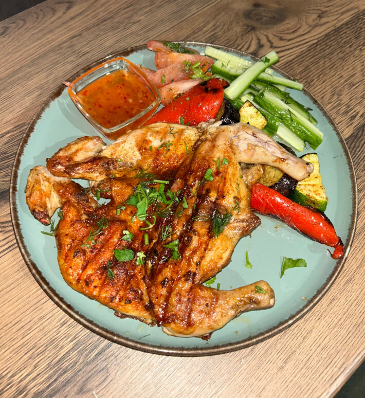 Цыплёнок «Тапака» с малосольными овощами