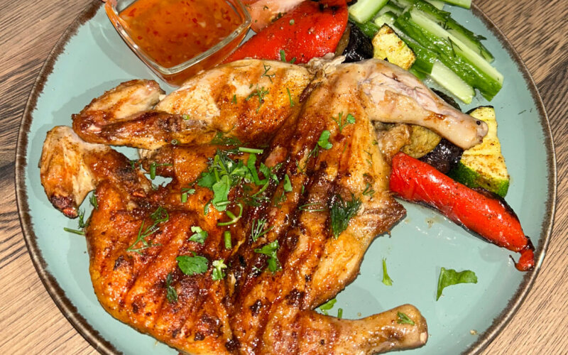 Цыплёнок «Тапака» с малосольными овощами