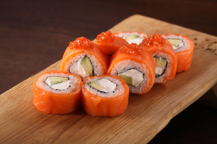 Филадельфия с авокадо и икрой лосося