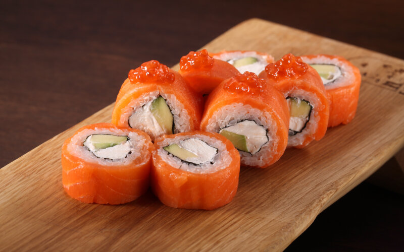 Филадельфия с авокадо и икрой лосося