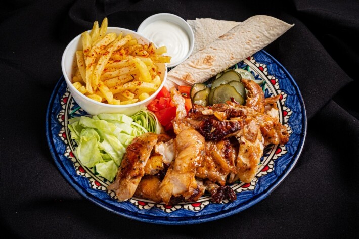 Донер на тарелке с бараниной