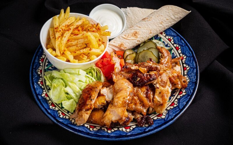 Донер на тарелке с бараниной