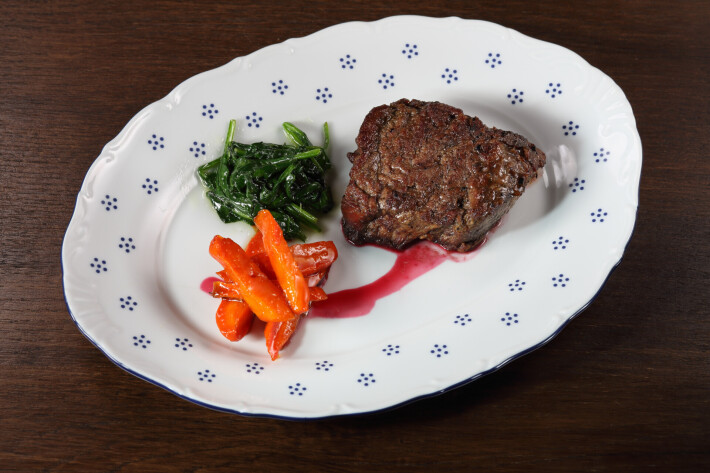 Миньон с малиновым соусом и карамелизированной морковью