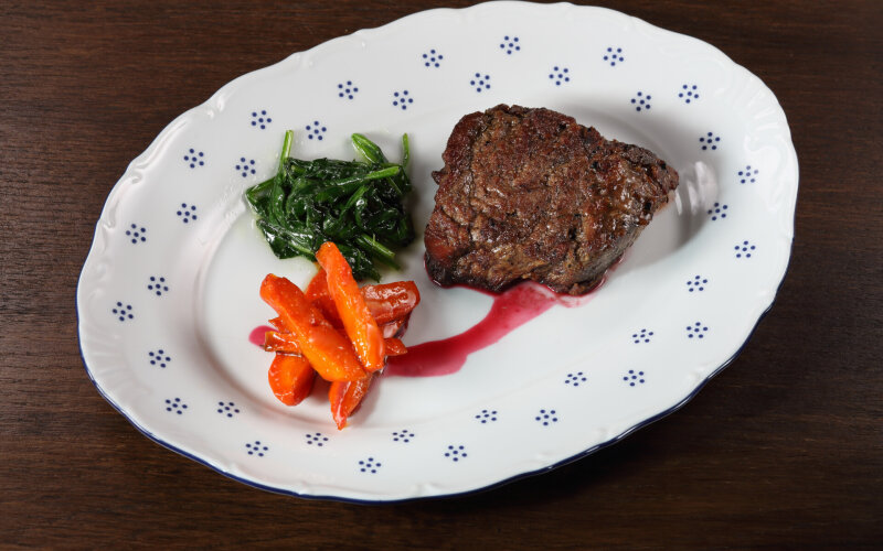 Миньон с малиновым соусом и карамелизированной морковью