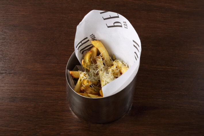 Картофель фри с зелёным соусом