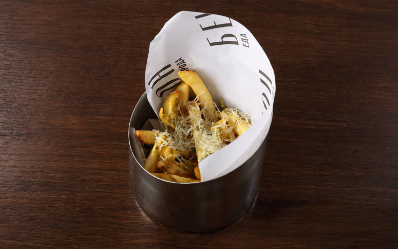 Картофель фри с зелёным соусом