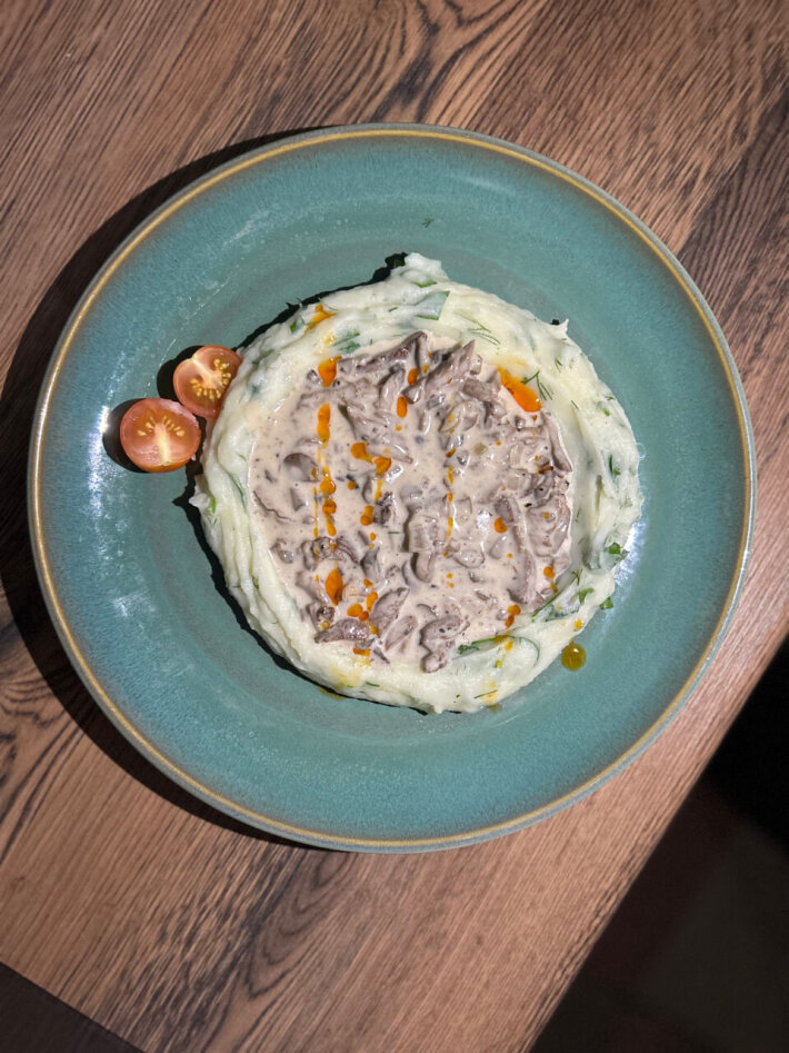 Бефстроганов с картофельным пюре