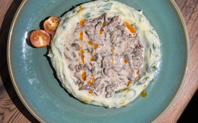 Бефстроганов с картофельным пюре