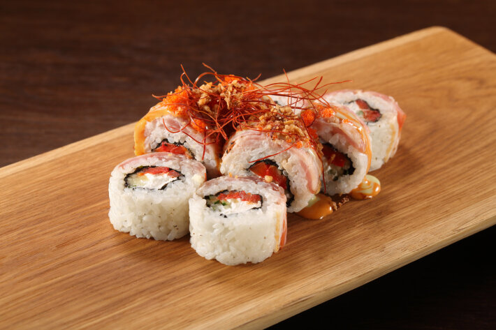 Ролл с беконом, перцем и пикантным соусом