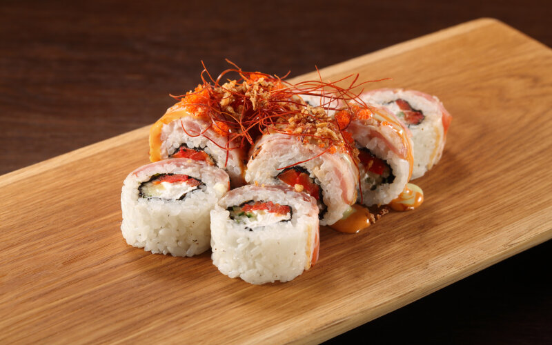 Ролл с беконом, перцем и пикантным соусом