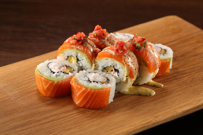 Ролл с креветкой, авокадо и сальсой из клубники и манго