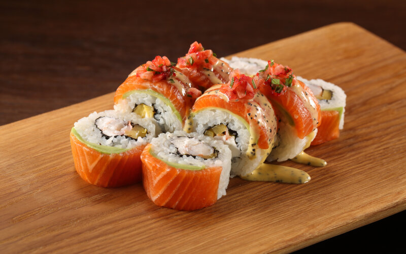 Ролл с креветкой, авокадо и сальсой из клубники и манго