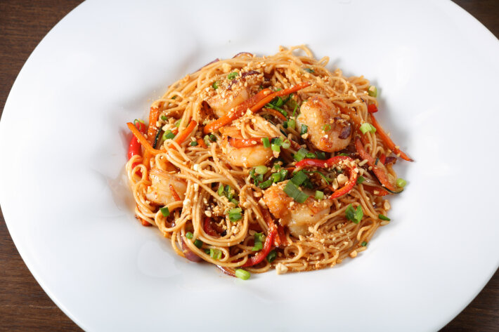 Креветки в кисло-сладком соусе с яичной лапшой