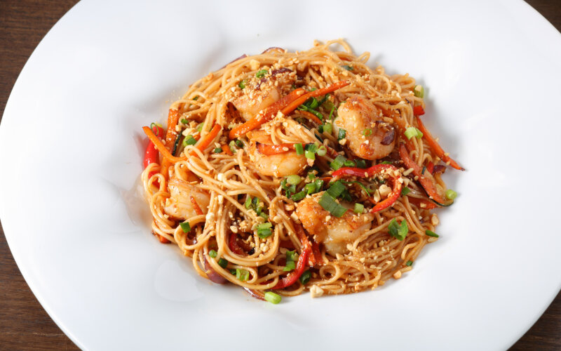 Креветки в кисло-сладком соусе с яичной лапшой