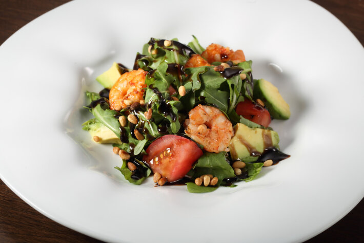 Салат с креветкой и кедровым орехом