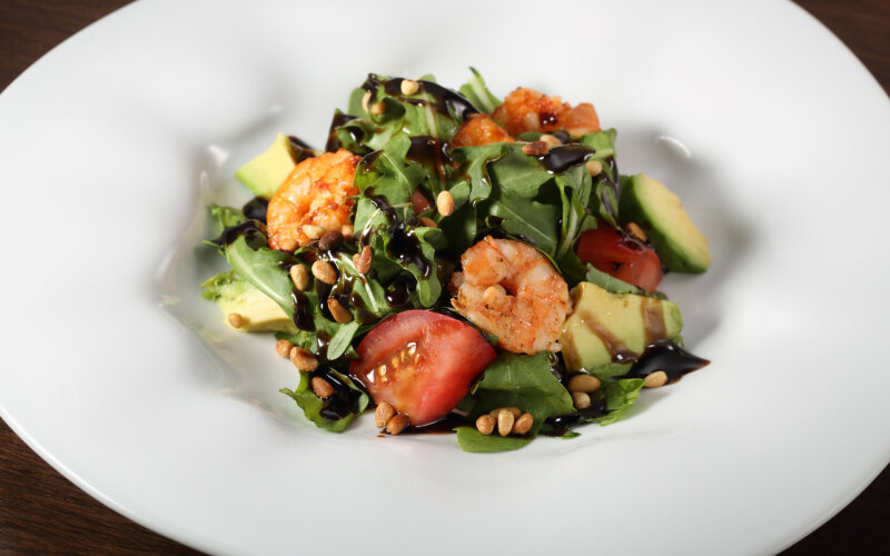 Салат с креветкой и кедровым орехом