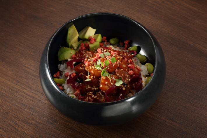 Поке с лососем и лаймовой сметаной