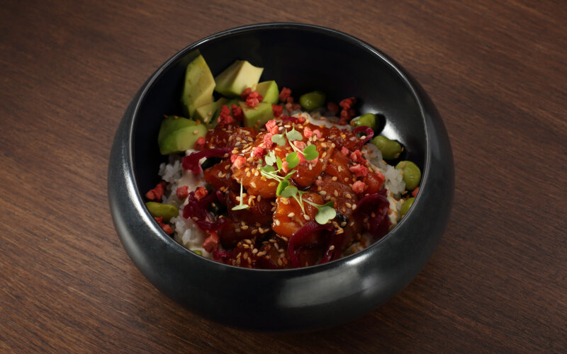 Поке с лососем и лаймовой сметаной