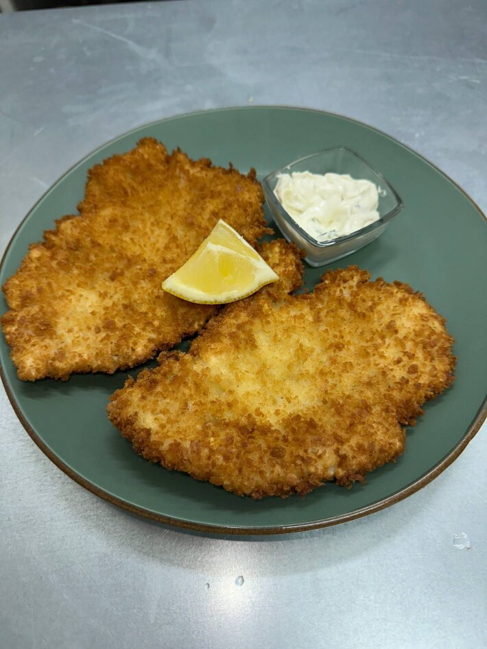 Шницель из цыплёнка с соусом «Тартар»