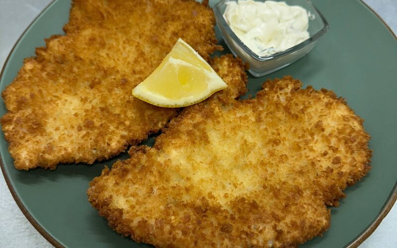 Шницель из цыплёнка с соусом «Тартар»