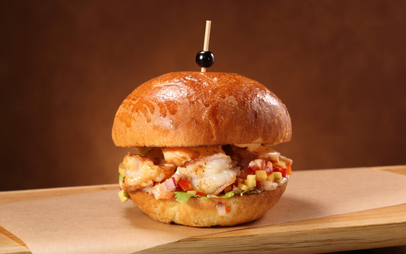 Бургер с креветкой и овощной сальсой