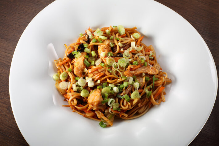 Удон в чесночном соусе с куриным филе