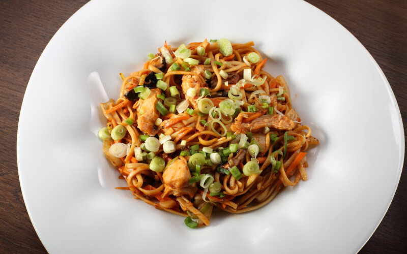 Удон в чесночном соусе с куриным филе