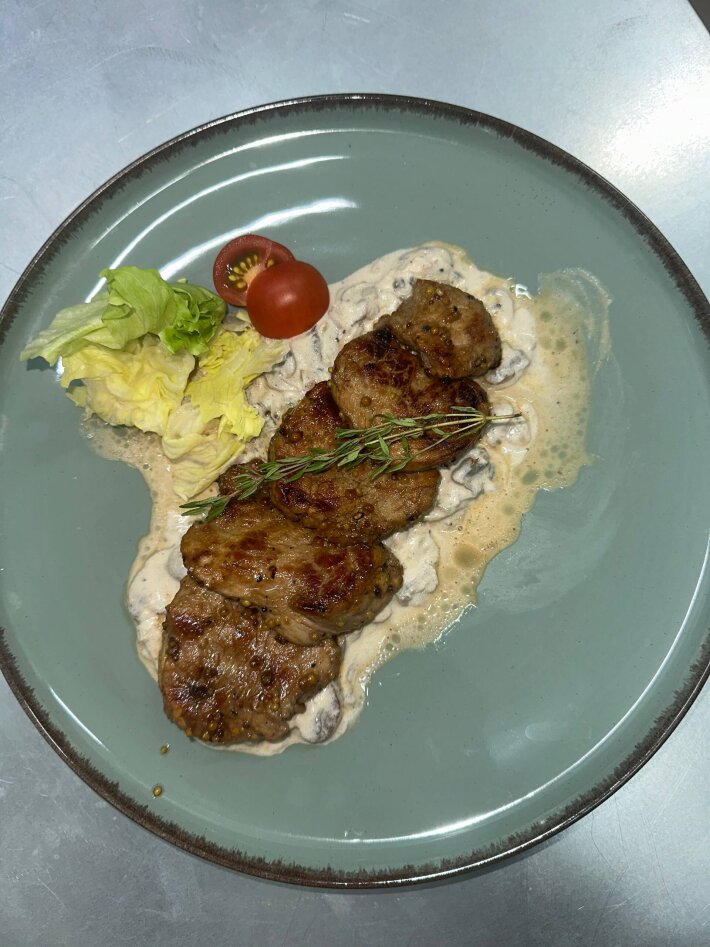 Медальоны из свинины с грибным соусом