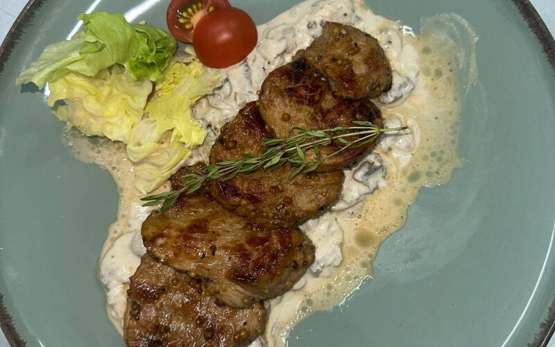 Медальоны из свинины с грибным соусом