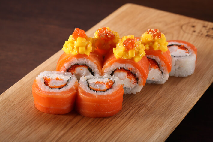 Лосось с креветкой и манго