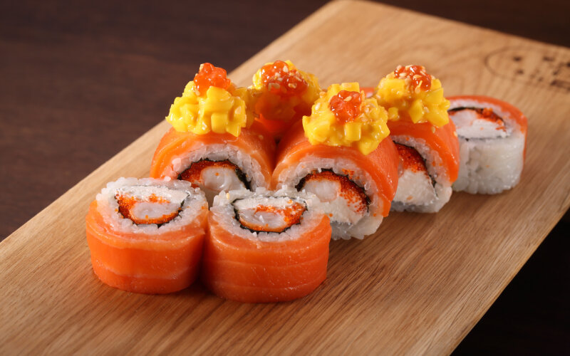 Лосось с креветкой и манго