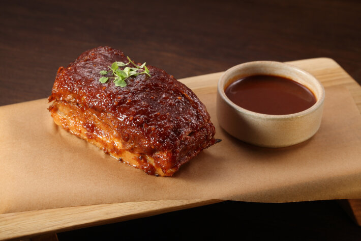 Рёбра свиные в пряной глазури с розмарином и чесночный соусом