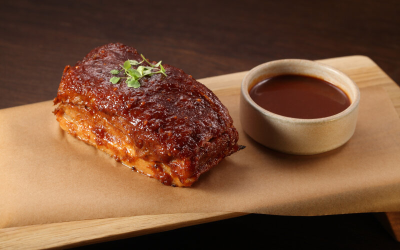 Рёбра свиные в пряной глазури с розмарином и чесночный соусом