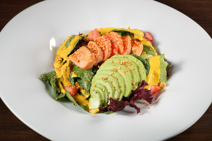 Салат с татаки из лосося, соусом из манго и авокадо