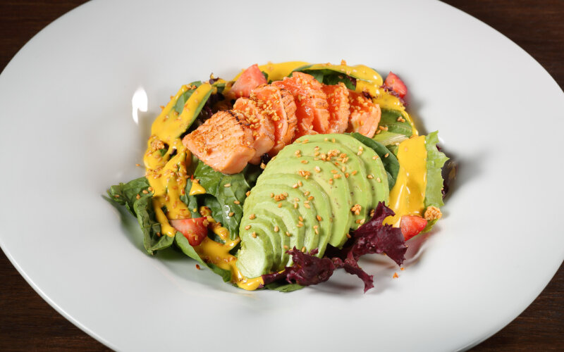 Салат с татаки из лосося, соусом из манго и авокадо