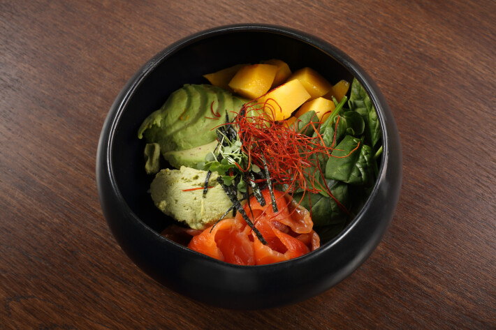 Боул с киноа и слабосоленым лососем