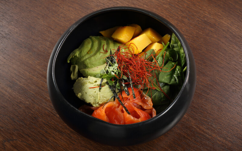 Боул с киноа и слабосоленым лососем