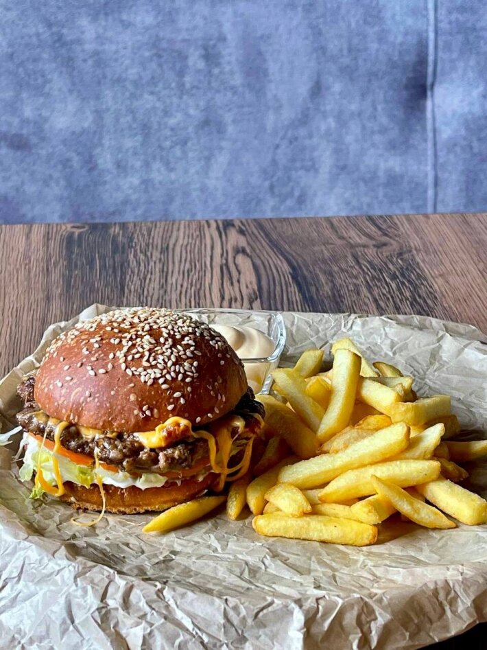 Бургер с картофелем фри