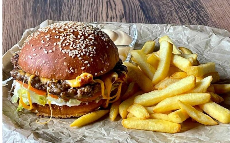 Бургер с картофелем фри